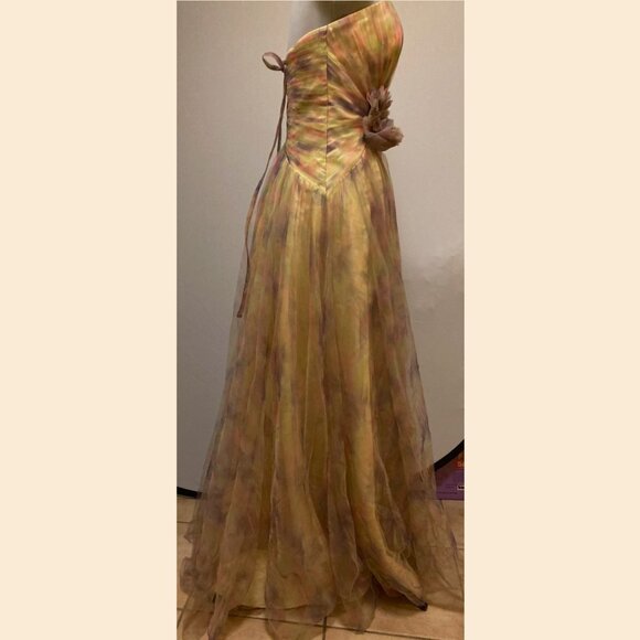 Midsummer night's dream gown, one shoulder sleeve - Picture 6 of 11